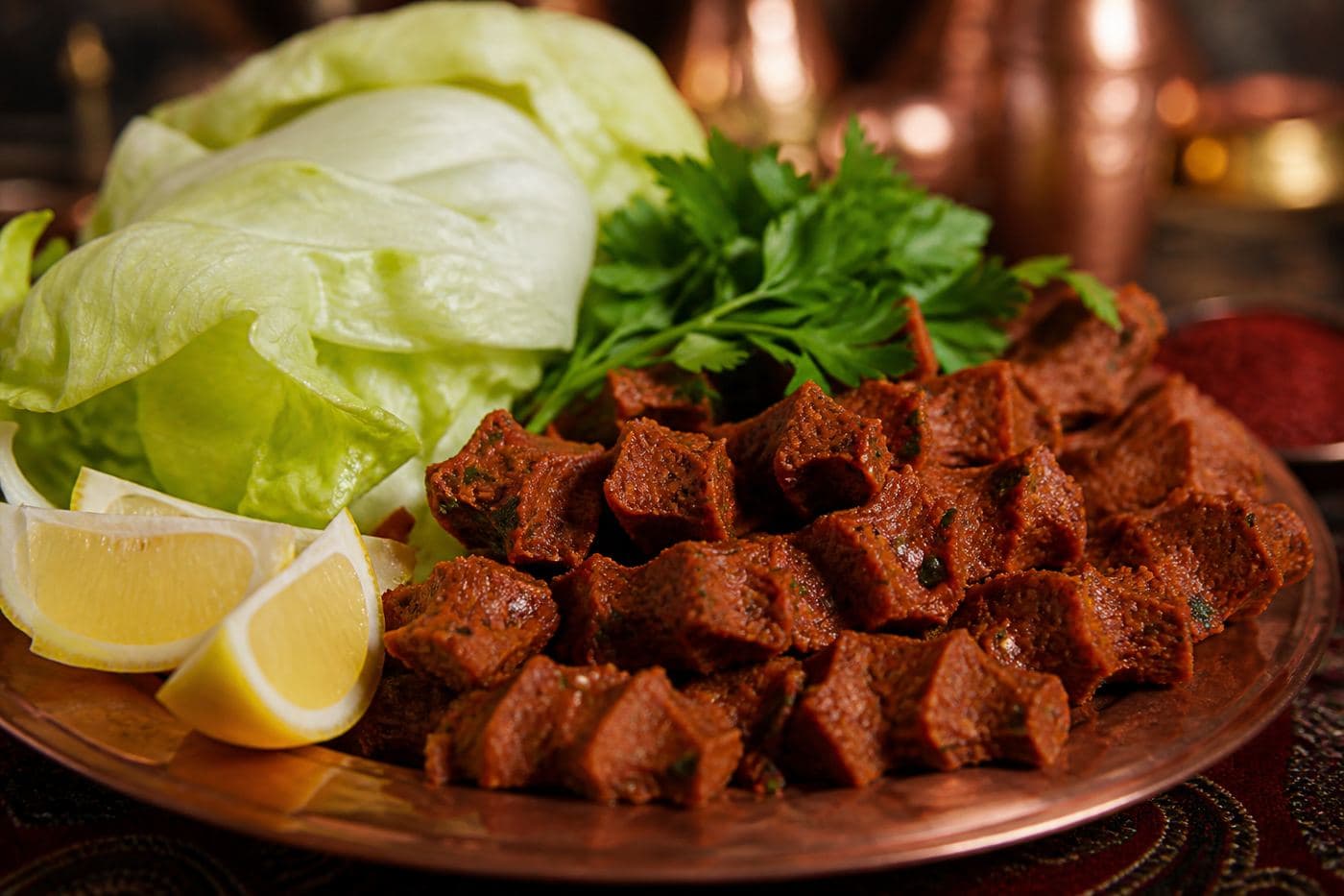 Şanlıurfa usulü çiğ köfte, isot ve marul ile sunulmuş